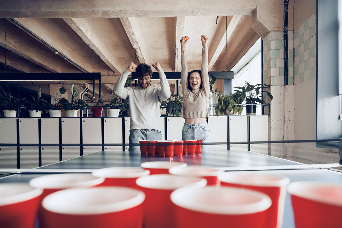 Die besten Trinkspiele 2023 - Beerpong und co.