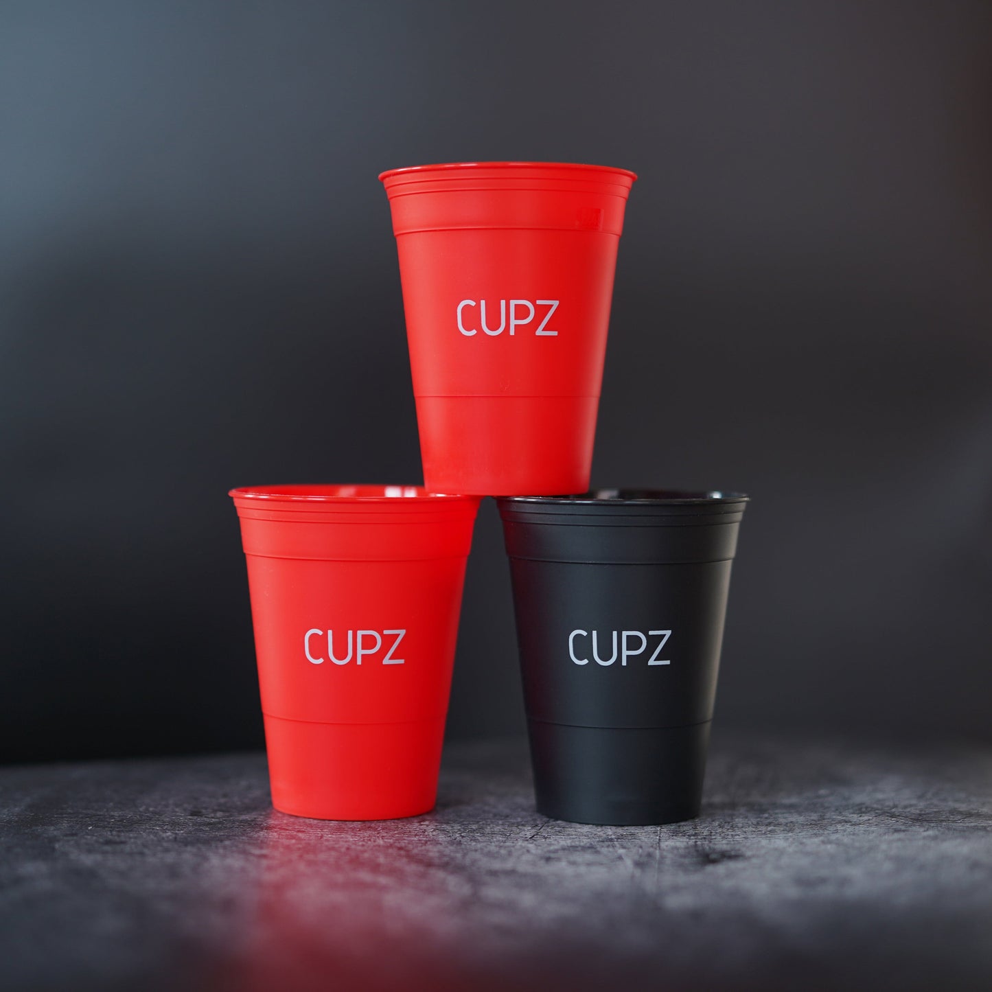 Beerpong-Set cupz gestapelt Rotes und schwarzes Bierpong Set