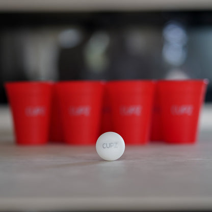 Beerpong-Set von CUPZ Rote Bierpong Becher mit einem Tischtennisball